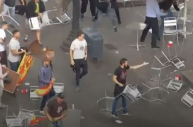 В Барселоні сепаратисти закидали стільцями тих, хто за єдину Іспанію