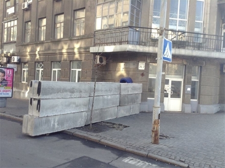 Урядовий квартал замуровують бетонними барикадами, - фото