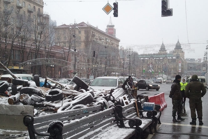 Антимайдан пришел штурмовать баррикады на Евромайдане