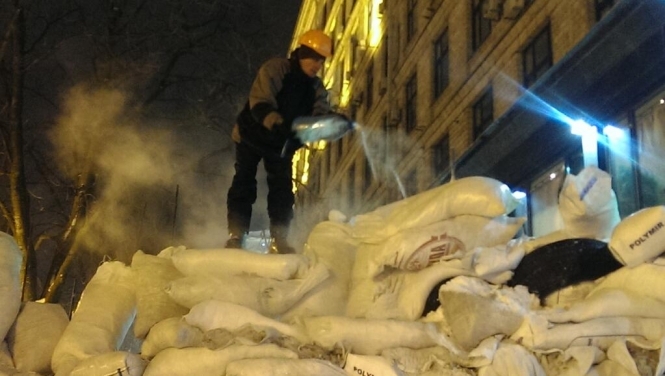 На Євромайдані зводять барикади з мішків зі снігом