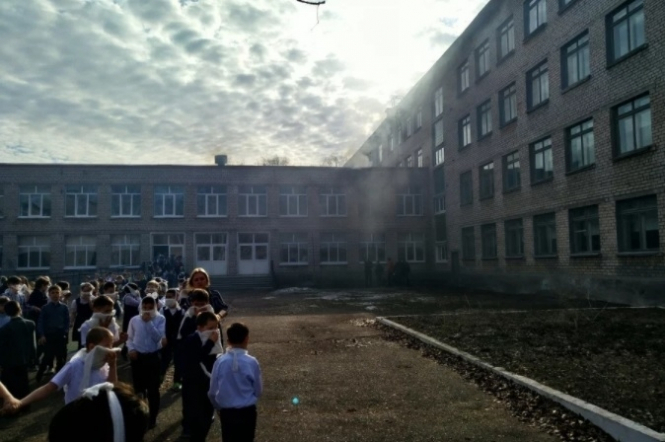 В России школьник напал с ножом на одноклассников и поджег школу