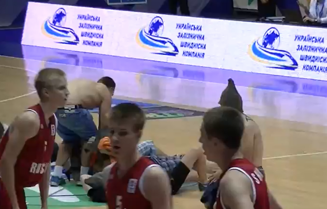 Російську збірну з баскетболу закидали українськими цукерками