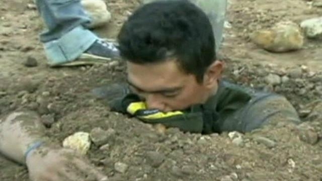 У Колумбії люди закопали себе в землю (відео)