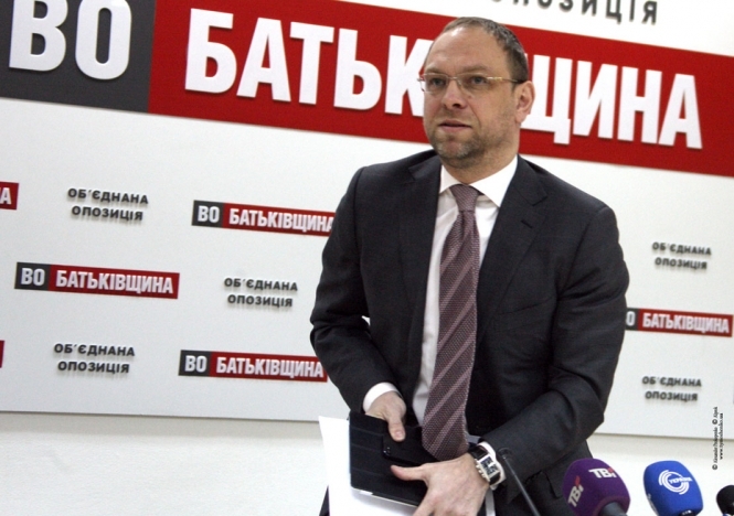 Тимошенко позбавили права бути на допитах у справі Щербаня, - Власенко