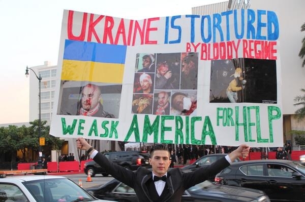 Украинский журналист показал Голливуду, как в Украине бьют (фото, видео)