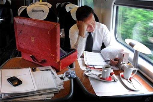 Англійські ЗМІ: здається, голова Кемерона порожня - він залишив у потязі міністерський кейс 