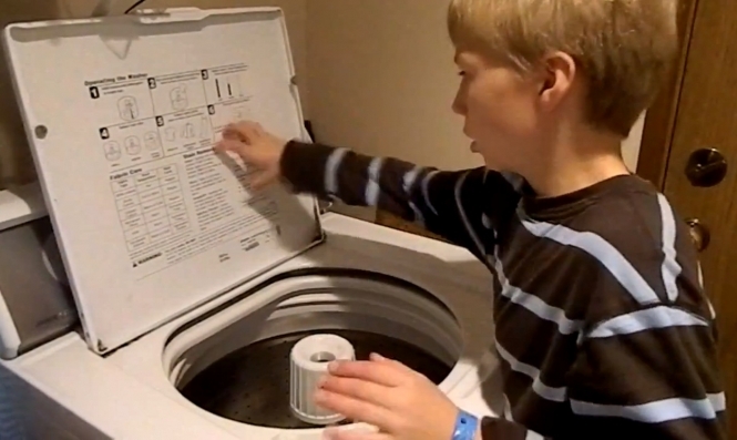 10-річний американець грає на пральній машині (відео)