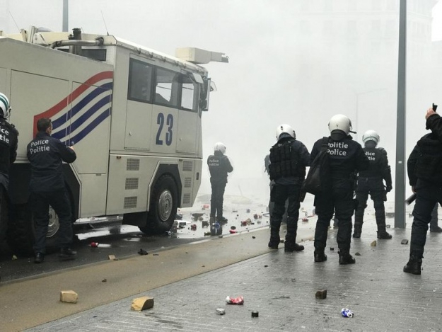 У Брюсселі протест проти міграційного пакту ООН, поліція застосувала сльзогінний газ