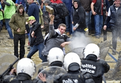 Протесты фермеров в Брюсселе переросли в столкновения с полицией - фото