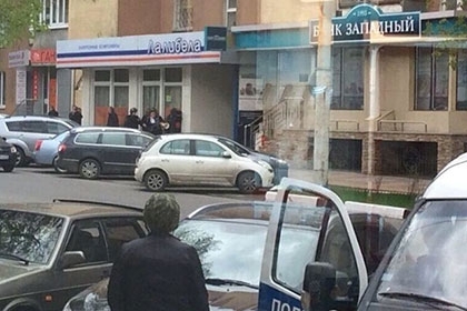 В російському Бєлгороді озброєний нападник увірвався в банк: утримує там заручників