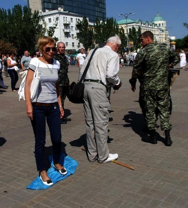 Воспитательница детского сада в Донецке вытерла ноги о флаг Украины