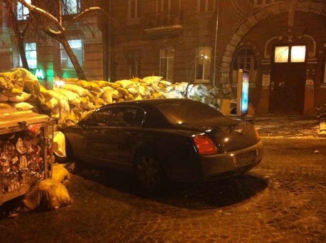 В баррикаду Майдана въехал Bentley - видео