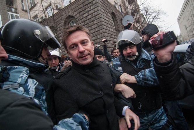 Беркут побив та затримав активістів за трафарети з Януковичем (фото, відео)