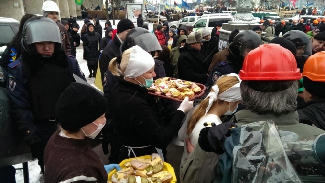 В очікувані розгону Євромайдану активісти годують силовиків бутербродами