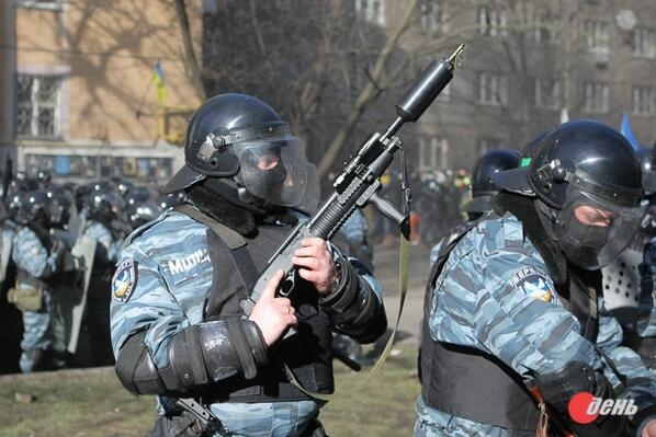 Жители Ровно разоружили местных силовиков 