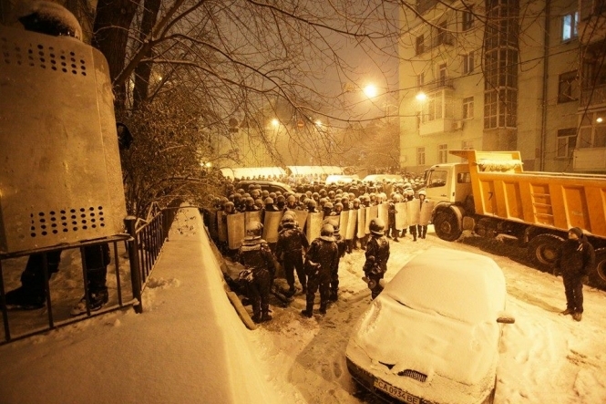 Військові та комунальники розібрали барикади біля Кабміну (фото, відео)