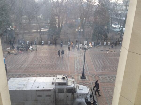 Бойцы Внутренних войск спешно покидают позиции возле парламента