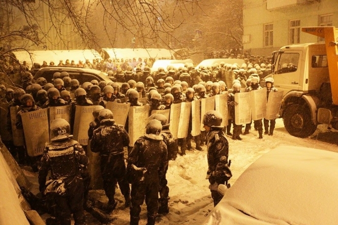 Силовики штурмують барикади на вулицях Києва