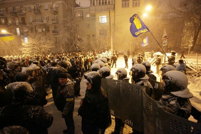 МВС розблоковує урядовий квартал: мітингувальників відтісняють з проїжджих частин
