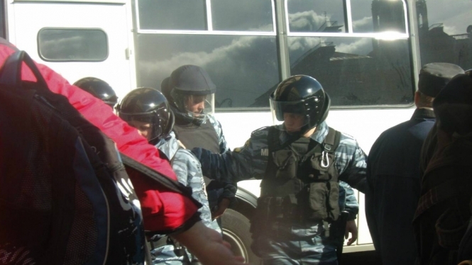 Бійці внутрішніх військ їдуть до Києва на автобусах зі знаком 