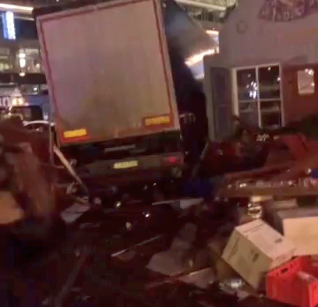На різдвяному ярмарку в Берліні вантажівка врізалася у натовп: щонайменше 9 загиблих