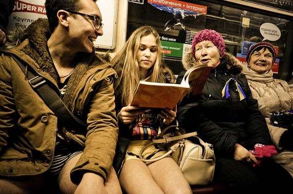 У київському метро близько сотні пасажирів проїхалися без штанів (фото)