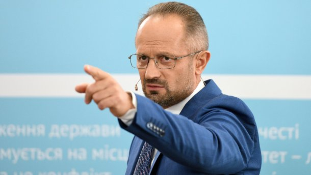 Бессмертного на переговорах в Минске заменил дипломат Валерий Гребенюк