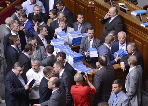 Опозиція обклала трибуну і президію Ради книгами з посланням Януковича
