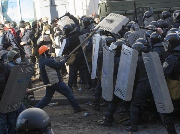 В правительственном квартале продолжаются столкновения: активисты по одному выхватывают силовиков из оцепления, – трансляция