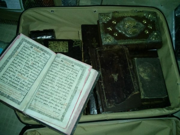 У Межигір'ї активісти знайшли ще дві вантажівки з іконами та старовинними книгами