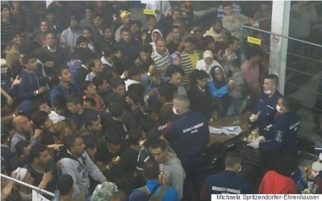 Поліція Угорщини кидала їжу в натовп біженців