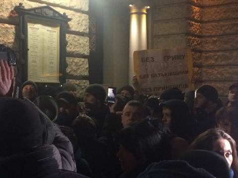 Активисты вылили свиную кровь возле Оперного и заблокировали концерт Ирины Билык