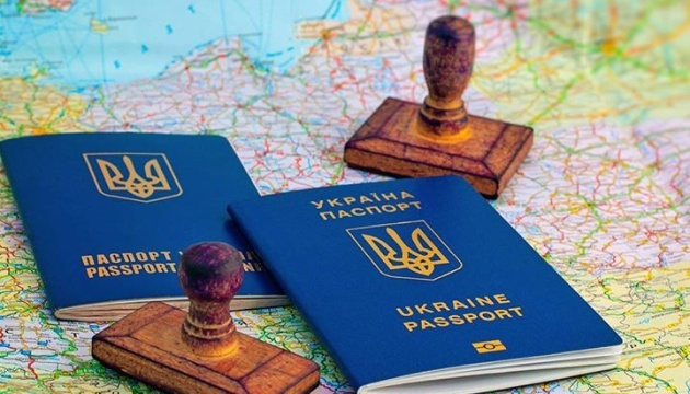 Можливість продовжувати дію паспортів у консульських установах відновили для українців за кордоном