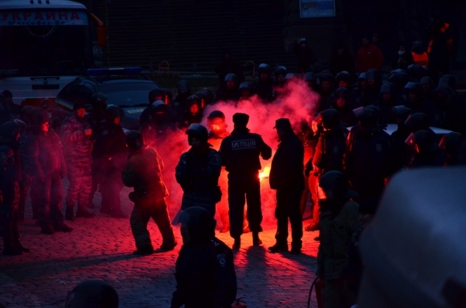 Демонстранти на Грушевського закидали міліцію коктейлями Молотова