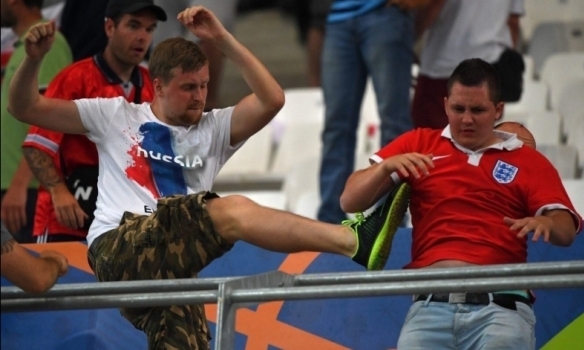 Російські фани атакували англійців на стадіоні після матчу Росія-Англія, - ВІДЕО