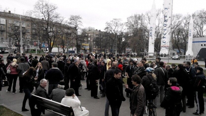 К Днепропетровской ОГА подтягиваются сепаратисты и сторонники единства Украины