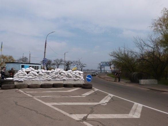 Жители поселка вблизи Мариуполя разобрали новый блокпост