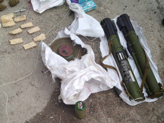 Поблизу міста Часів Яр правоохоронці виявили велику схованку зі зброєю та вибухівкою, - фото