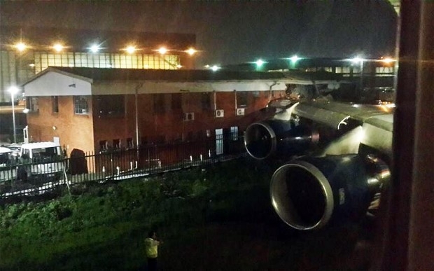У ПАР Boeing з пасажирами на борту врізався в будівлю аеропорту