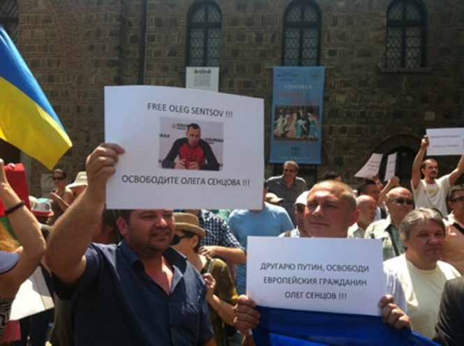 Лаврова у Болгарії зустріли протестувальники з українськими прапорами