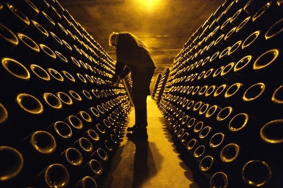 Де виробляли радянське вино: прогулянка підземеллями Херсонського винзаводу (фото)
