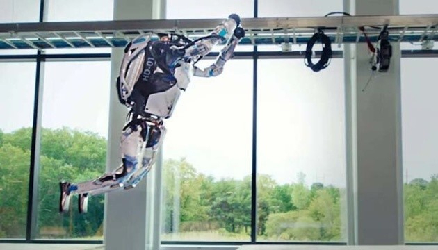 Boston Dynamics показал акробатические трюки роботов