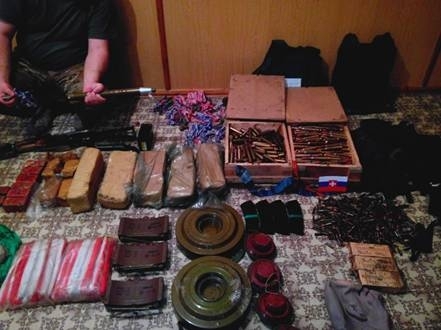 В Лисичанске СБУ нашла тайник боеприпасов и взрывчатки, которую обустроили террористы 