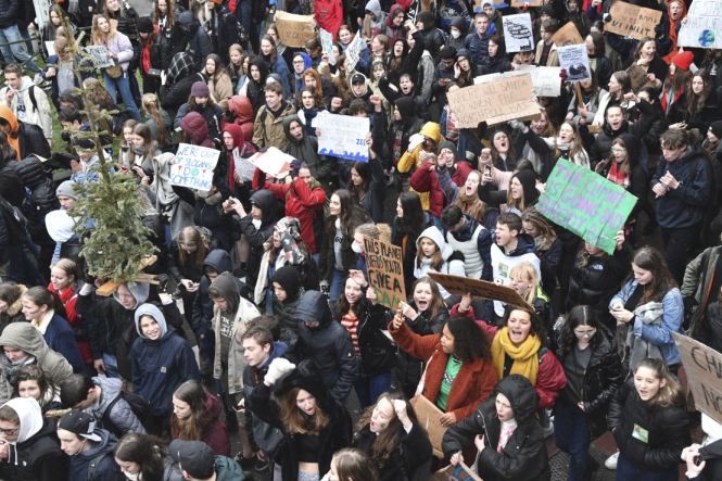В Бельгии более десяти тысяч школьников снова устроили марш в защиту климата