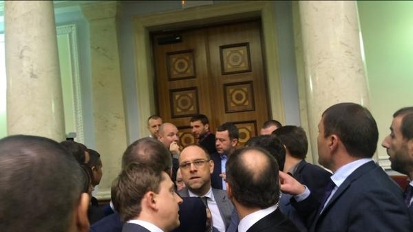 Депутаты два раза не смогли проголосовать, чтобы лишить Мельничука участия в 5 пленарных заседаниях