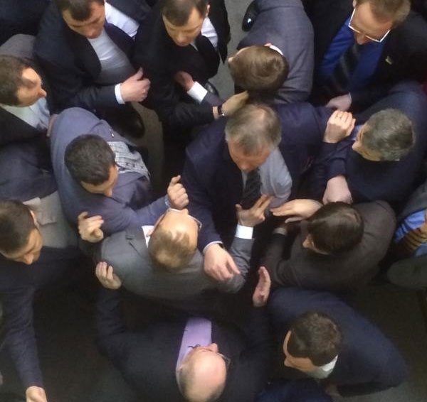 Вечернее заседание Рады началось с драки: Гройсман объявил перерыв, а потом закрыл заседание