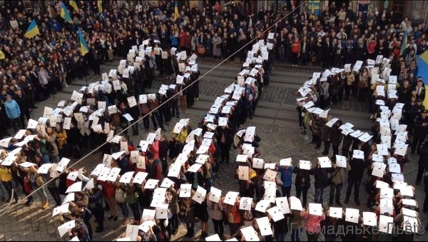 Кілька сотень львів’ян в унісон виконали державний гімн на головній площі міста, - відео