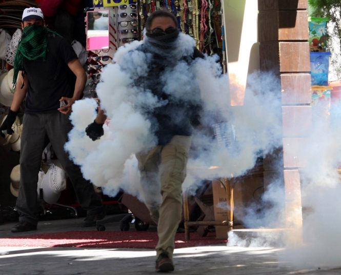 Поліція Стамбула руйнує барикади мітингувальників: в хід йдуть водомети і бронетехніка
