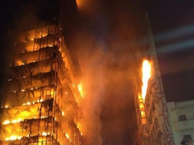 В Бразилии обвалилась горящая многоэтажка - ВИДЕО