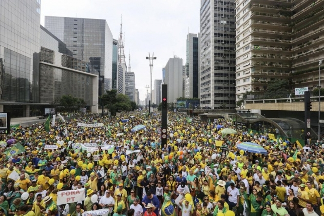 У Бразилії три мільйони людей вийшли на протести проти президента, - ВІДЕО